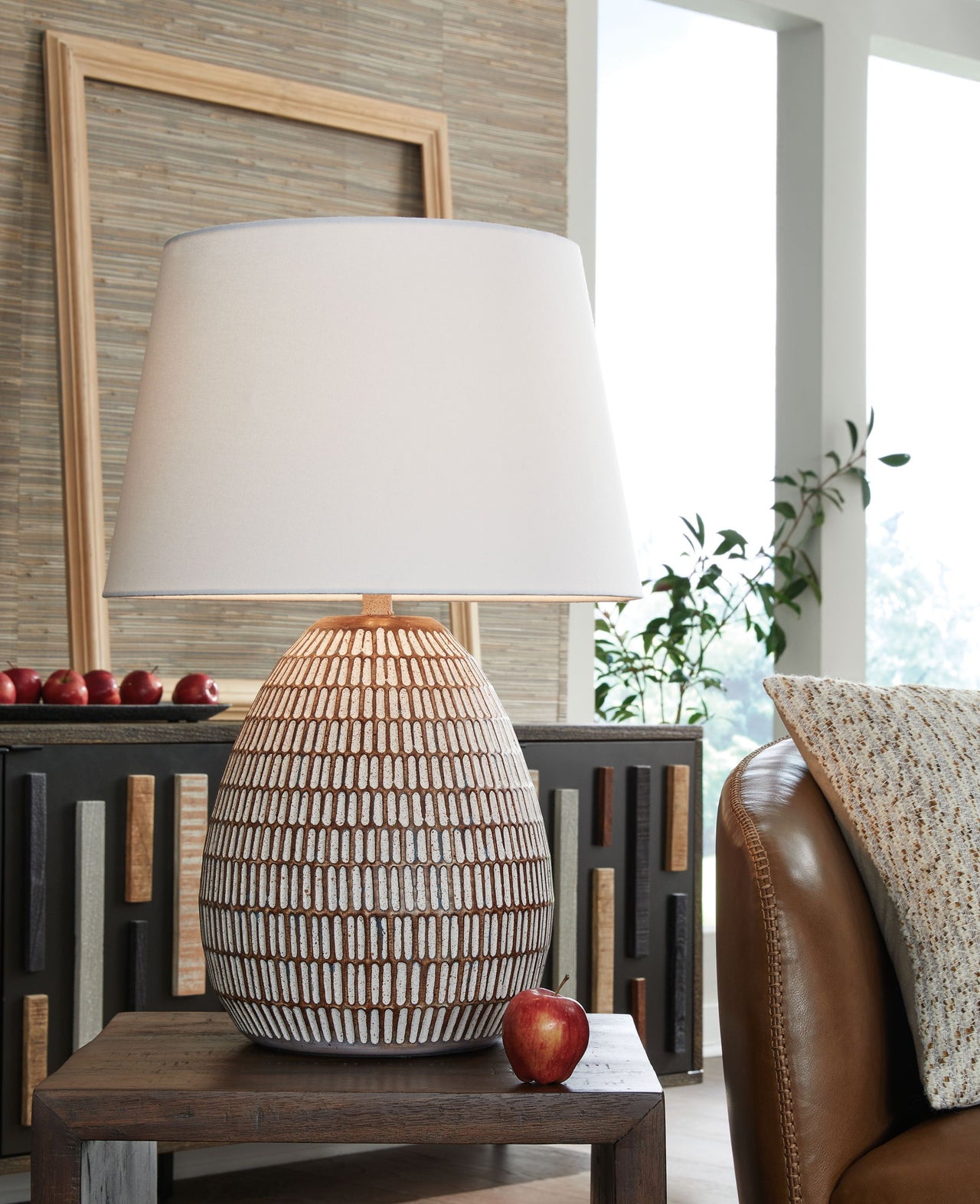 Darrich - Metal Table Lamp - Beige / White