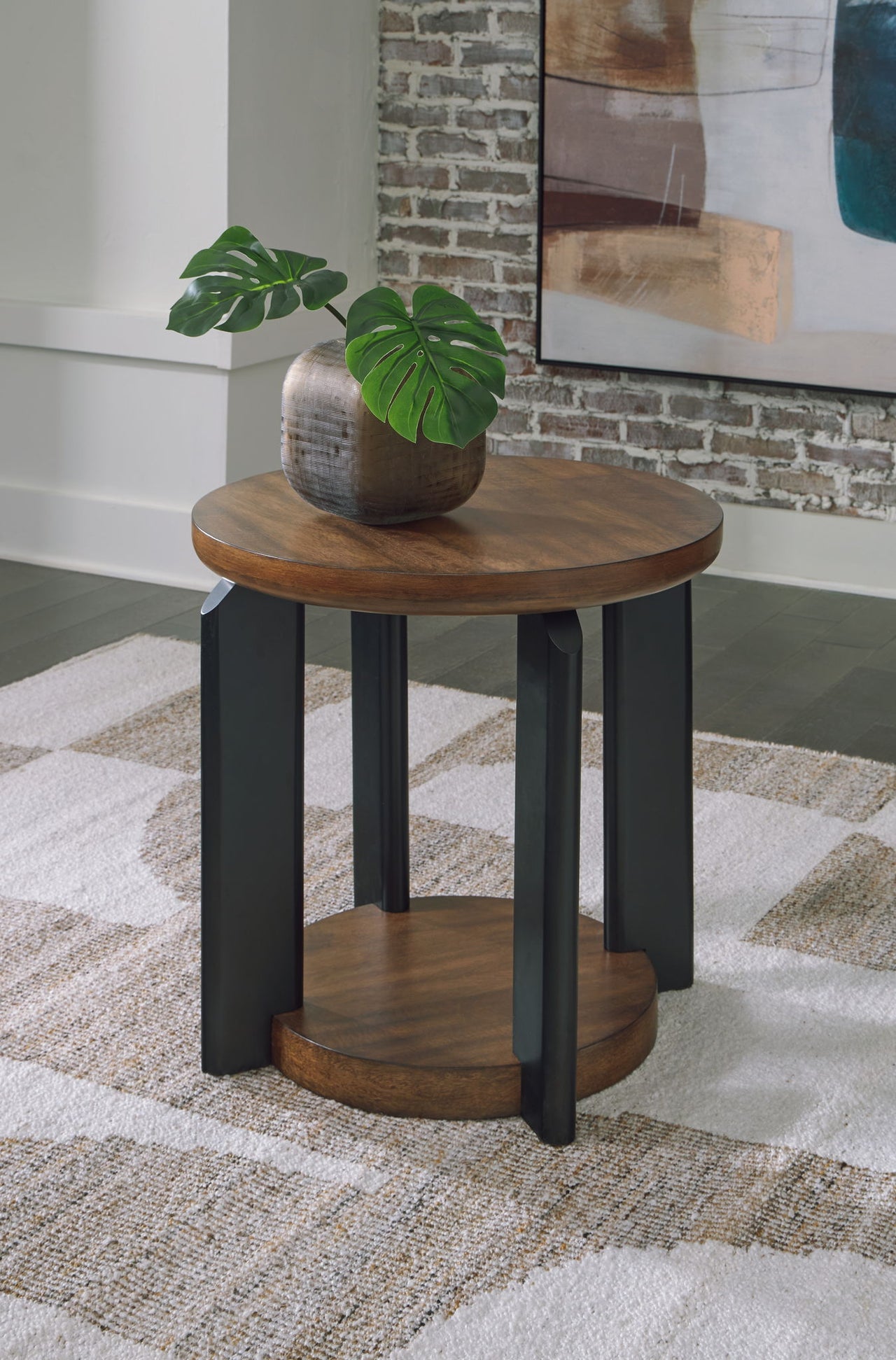 Kraeburn - Round End Table - Brown / Black